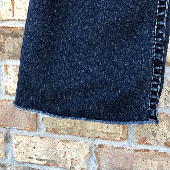 Silver Women’s Suki Surplus Flare Raw Hem Dark Wash Mid Rise Jeans W32/L32 - Picture 8 of 15